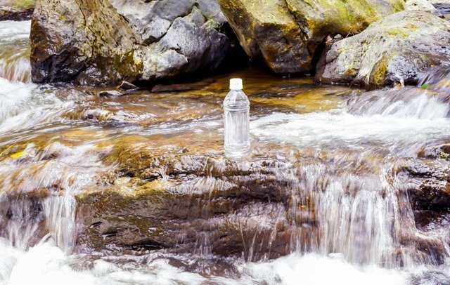 渓流に置かれたペットボトル